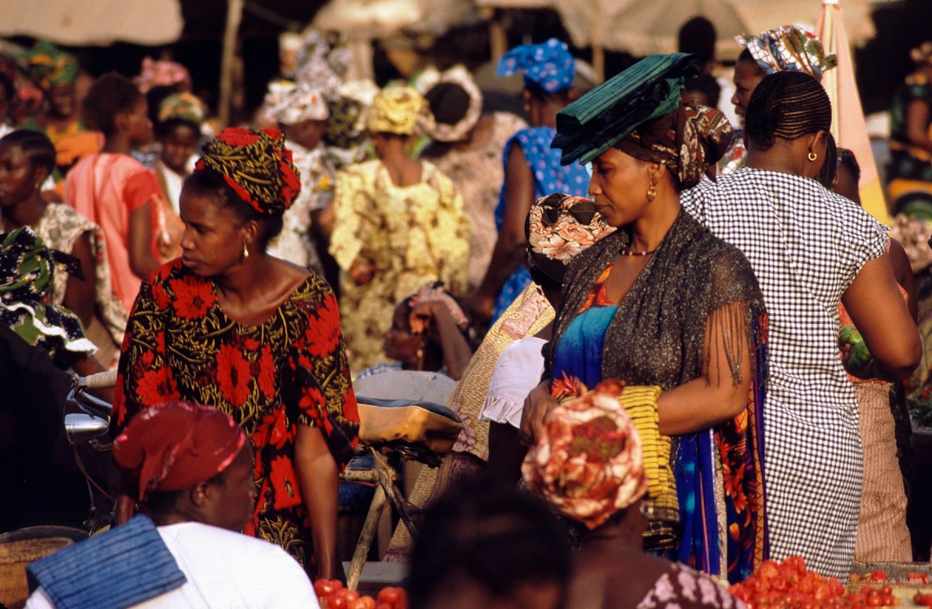 Femmes au marché de Ziguinchor, en tenues colorées